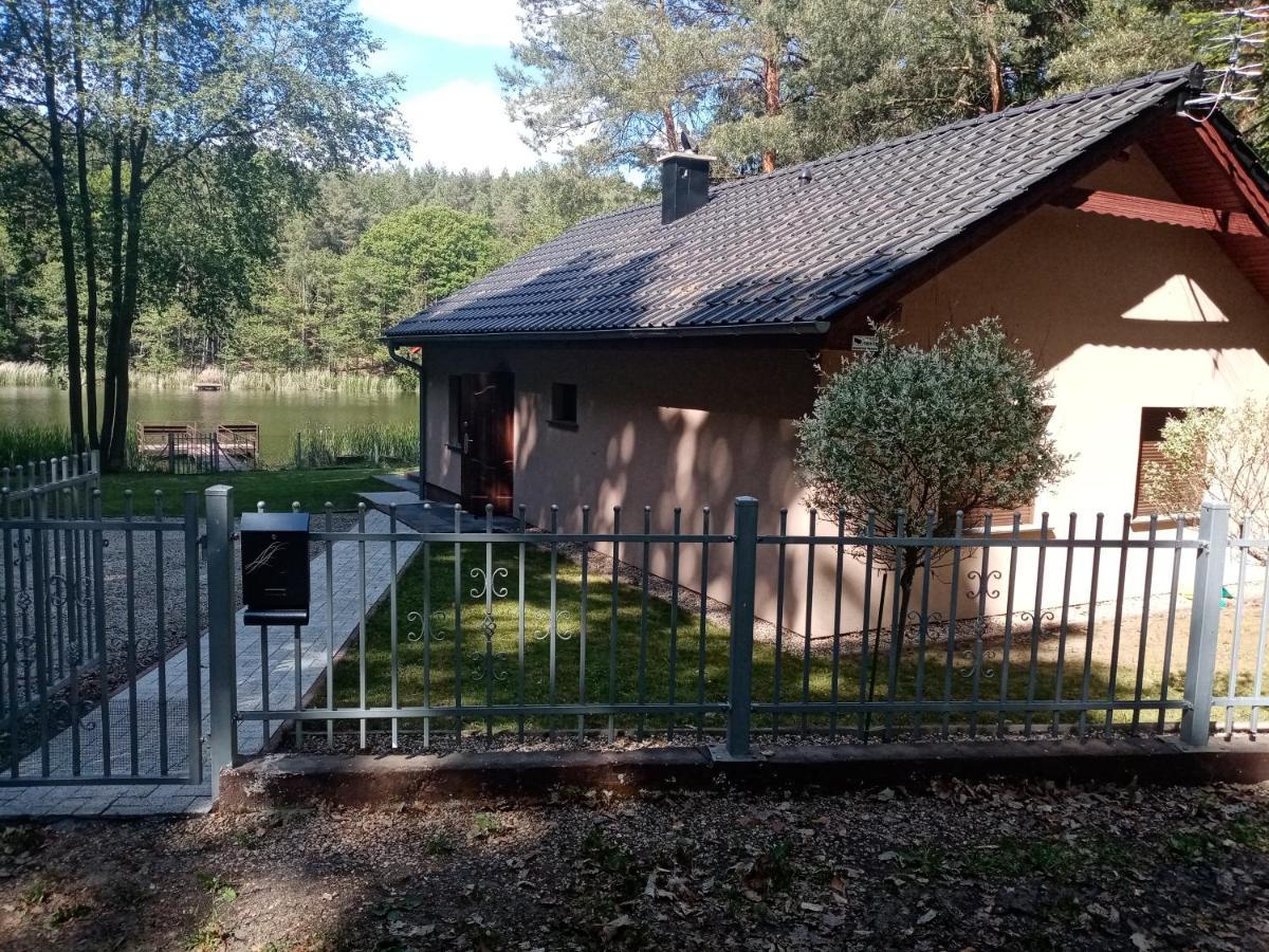 Urokliwy Domek Nad Brzegiem Jeziora Lubiatów エクステリア 写真