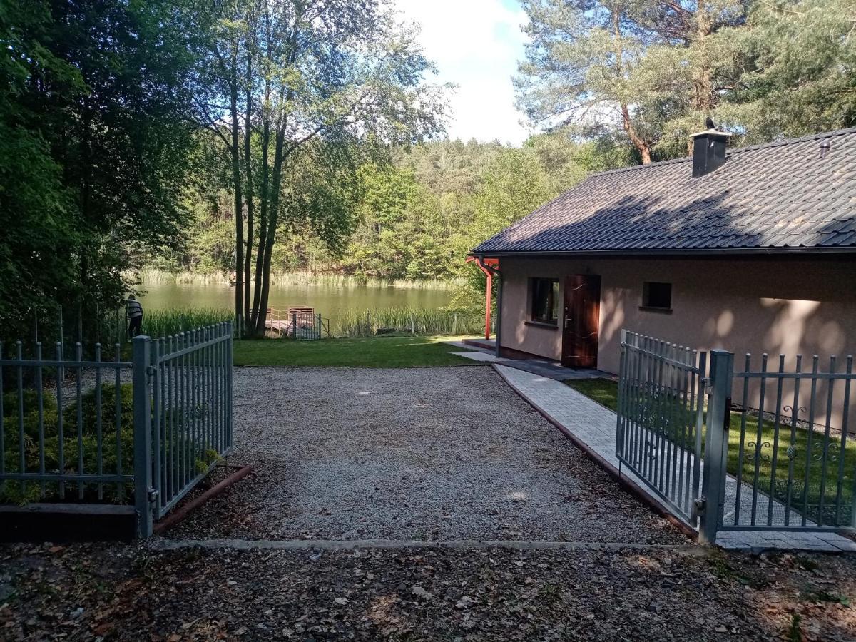 Urokliwy Domek Nad Brzegiem Jeziora Lubiatów エクステリア 写真