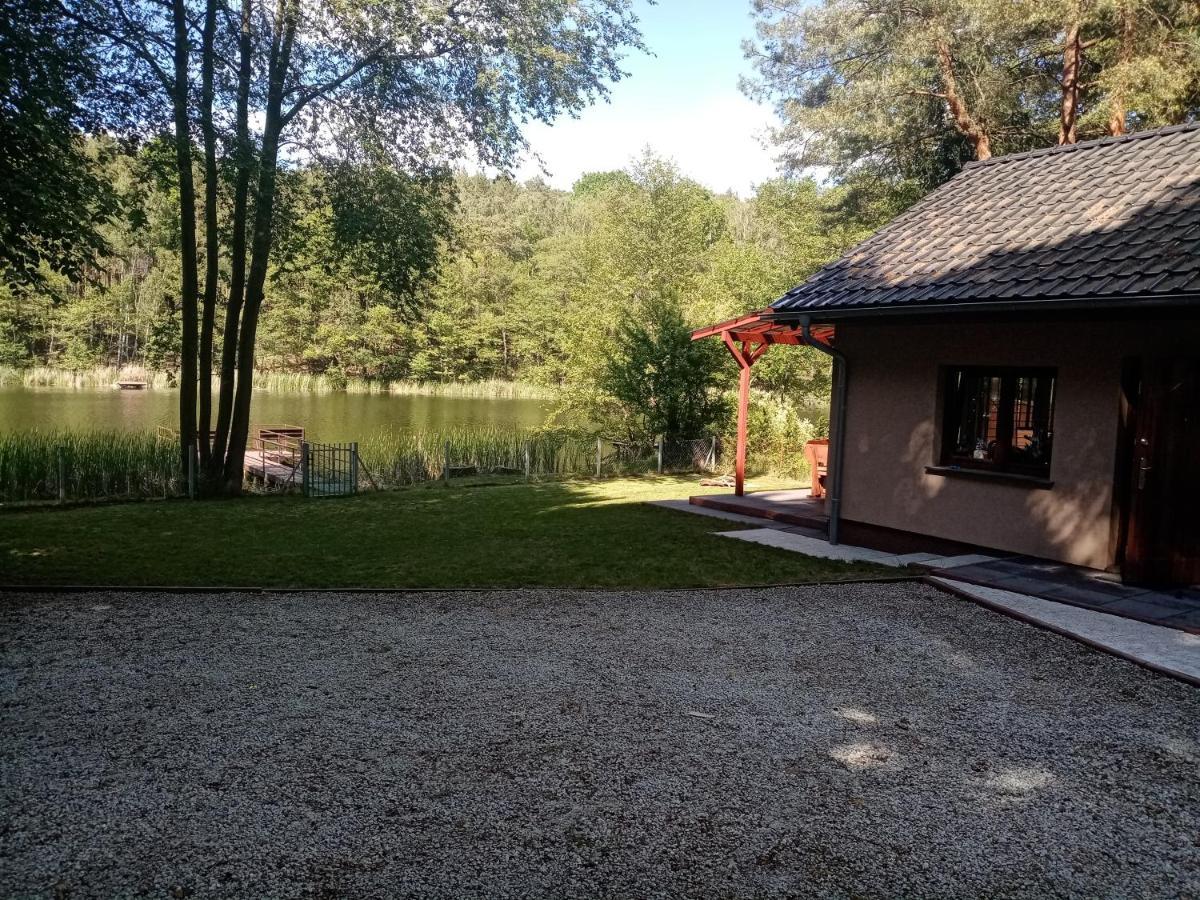 Urokliwy Domek Nad Brzegiem Jeziora Lubiatów エクステリア 写真