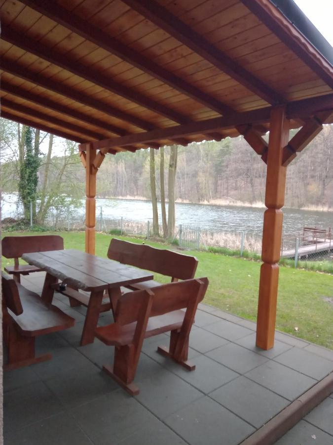 Urokliwy Domek Nad Brzegiem Jeziora Lubiatów エクステリア 写真